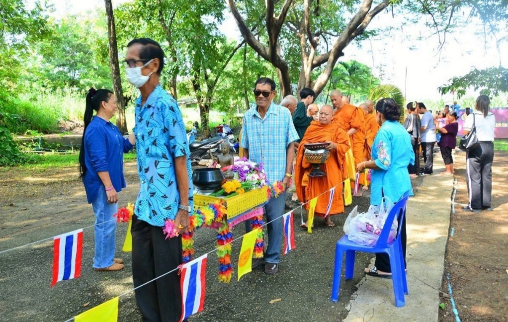 วันพฤหัสบดีที่ 17 ตุลาคม 2567 ครูและบุคลากรทางการศึกษา คณะกรรมการสถานศึกษาขั้นพื้นฐาน ผู้ปกครอง และนักเรียน โรงเรียนบ้านหนองตาบ่ง  จัดกิจกรรมทำบุญตักบาตรเทโวโรหณะ เนื่องในโอกาสวันออกพรรษา เพื่อให้พุทธศาสนิกชนมีความรู้ความเข้าใจเกี่ยวกับความสำคัญของวันออกพ